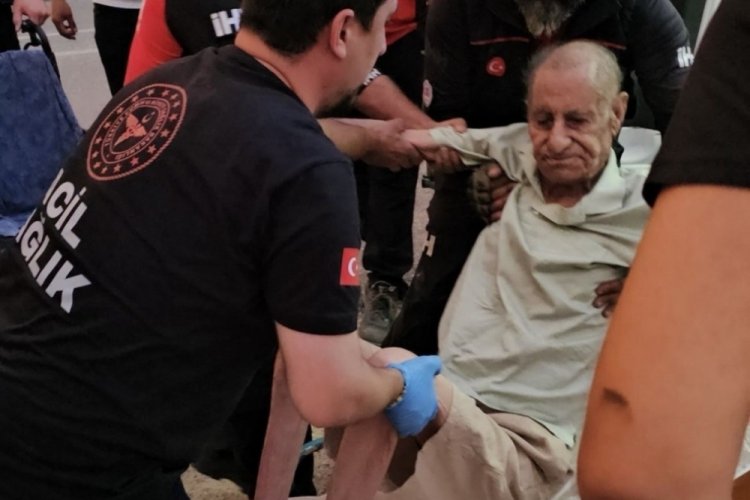 Tekerlekli sandalyedeki adam kurtarıldı