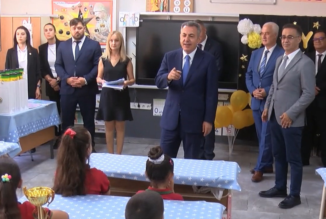 Vali Elban'dan öğrencilere tatil ve kitap tavsiyesi