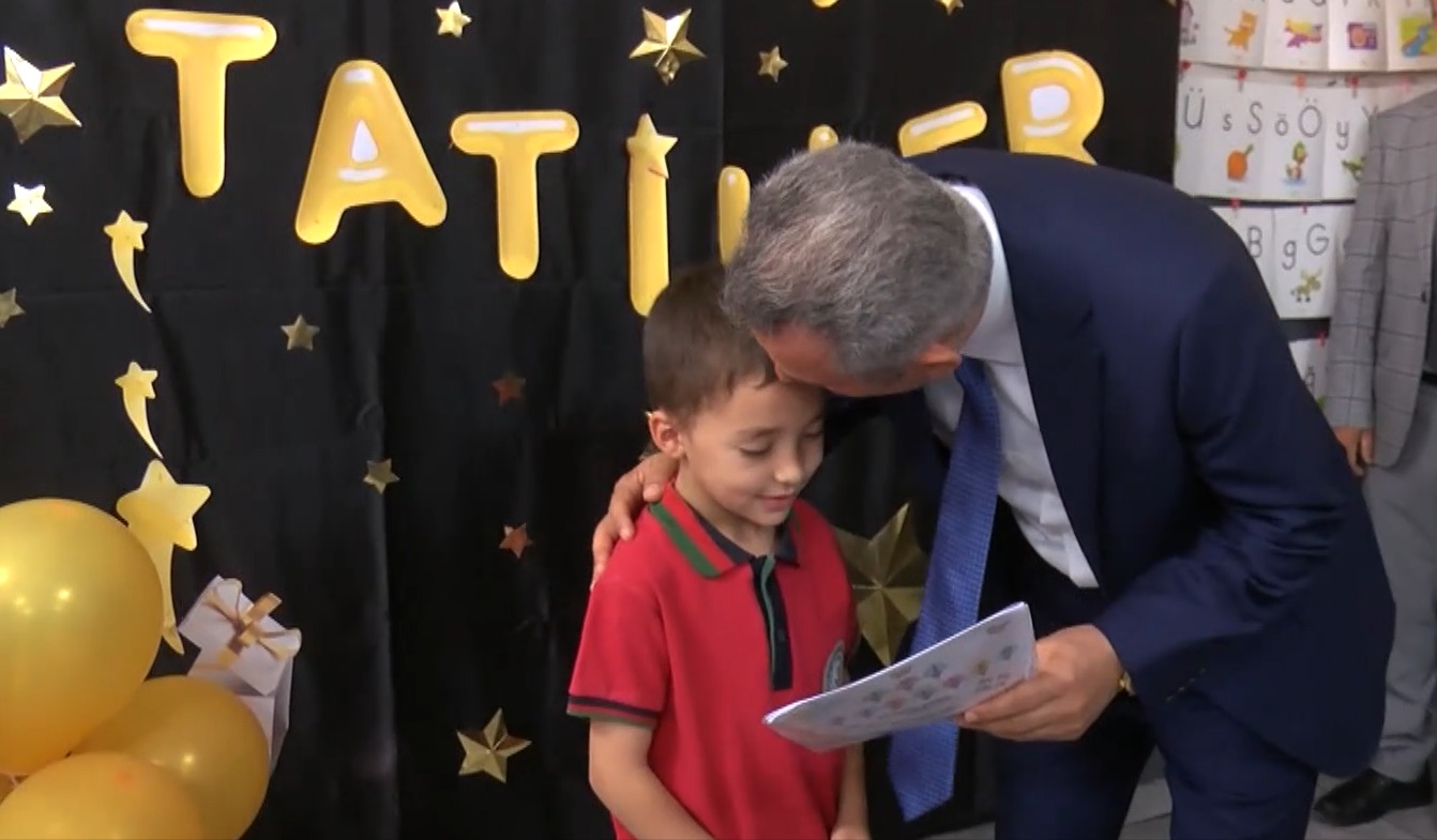 Vali Elban'dan öğrencilere tatil ve kitap tavsiyesi