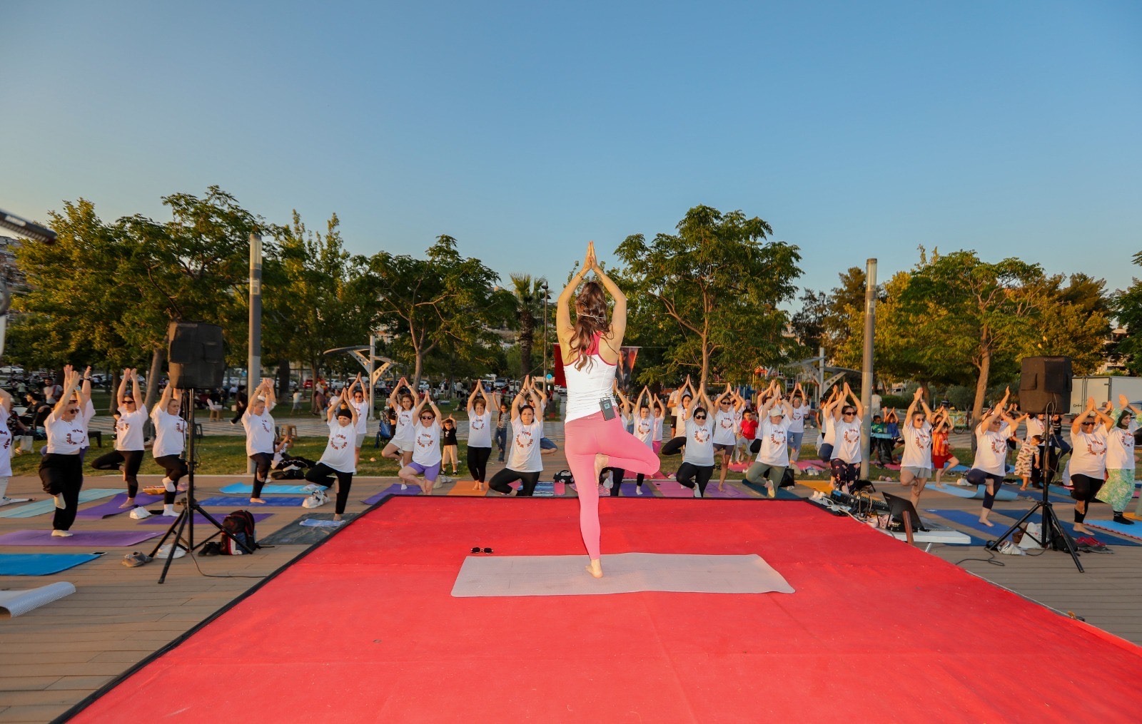 Izmirde Yoga Ve Gun Batimi Bulusmasi Bayraklida Yuzleri Gulduren Etkinlik