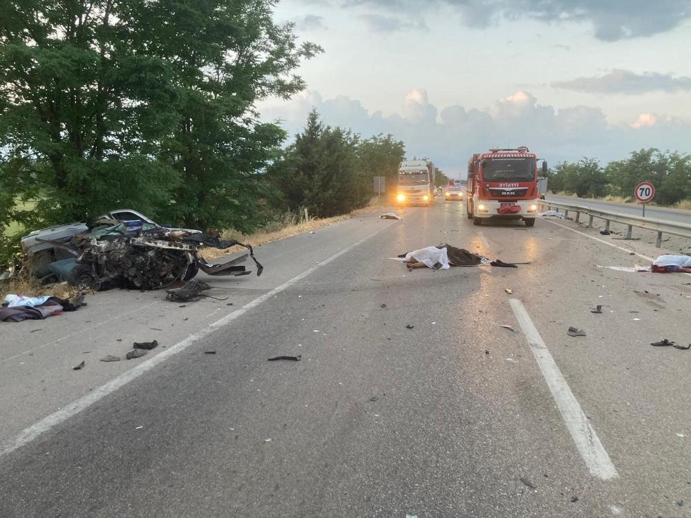 Üç kişi olay yerinde hayatını kaybetti