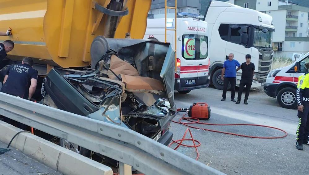 Sürücü olay yerinde yaşamını yitirdi