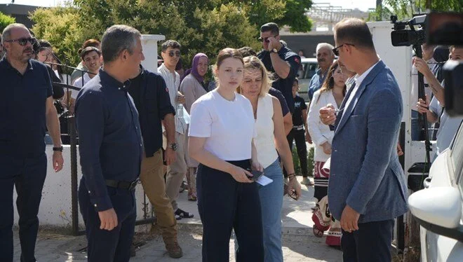 AYT’ye annesiyle birlikte geldi