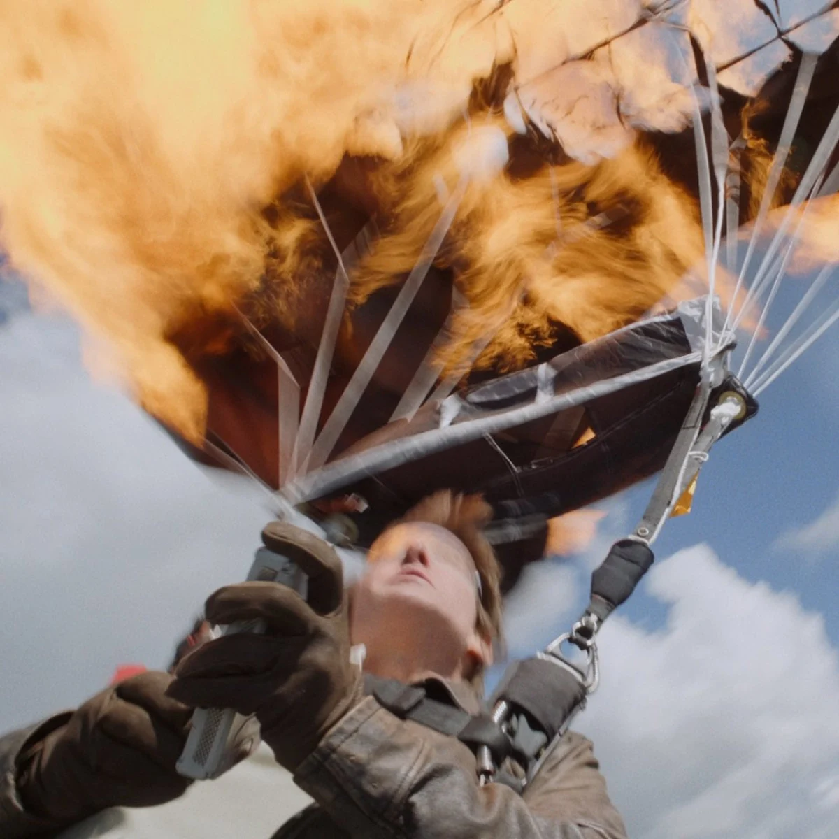 Tom Cruise Paraşütle Atladı