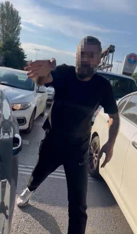 Telefonunu alıp yüzüne fırlattı