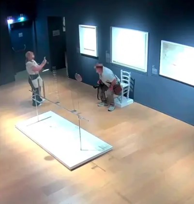 Şaşkın turist esere zarar verip kayıplara karıştı