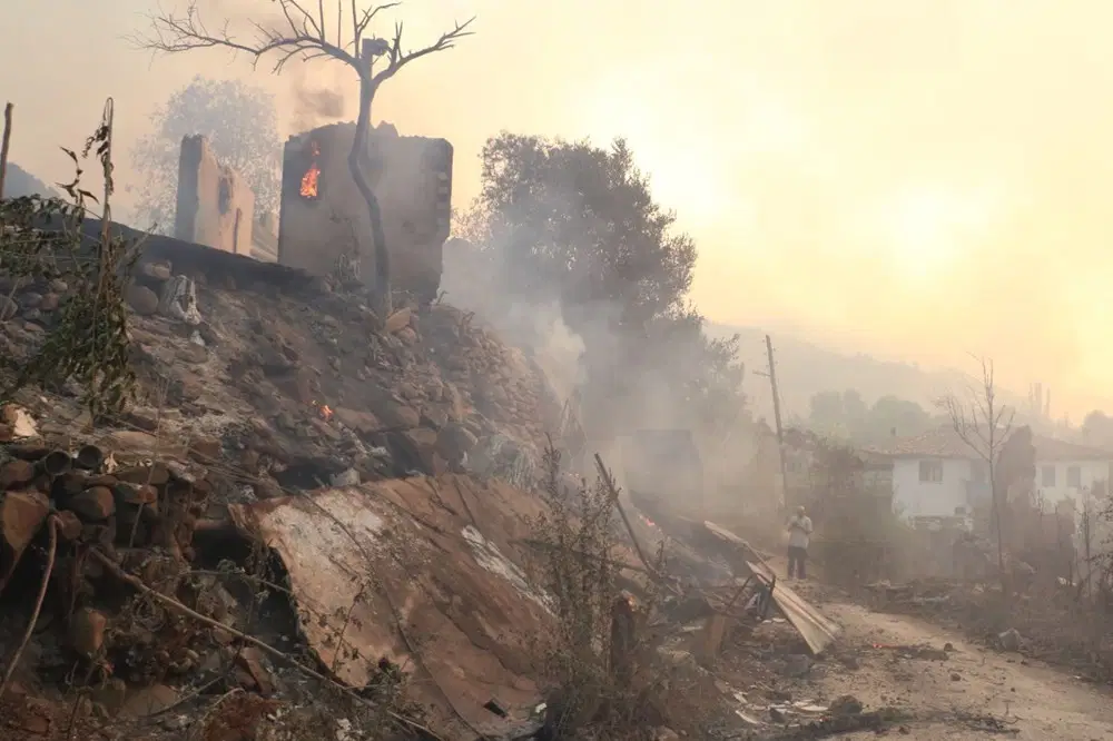 Bütün köy kül oldu