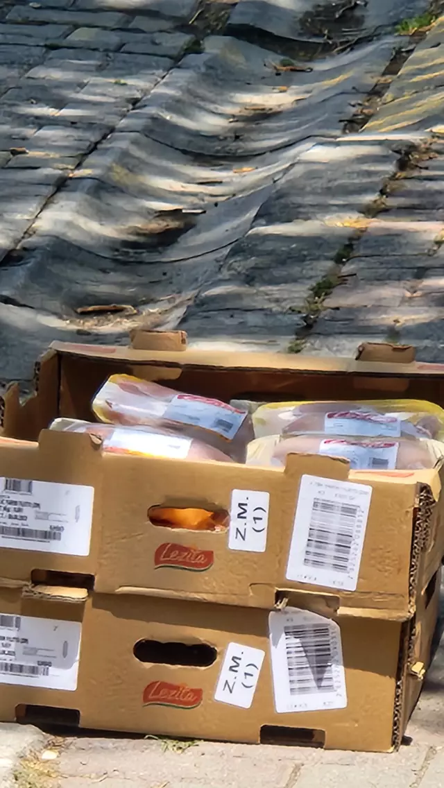 Zincir Markette Skandal! Tavukları Güneşin Altında Beklettiler