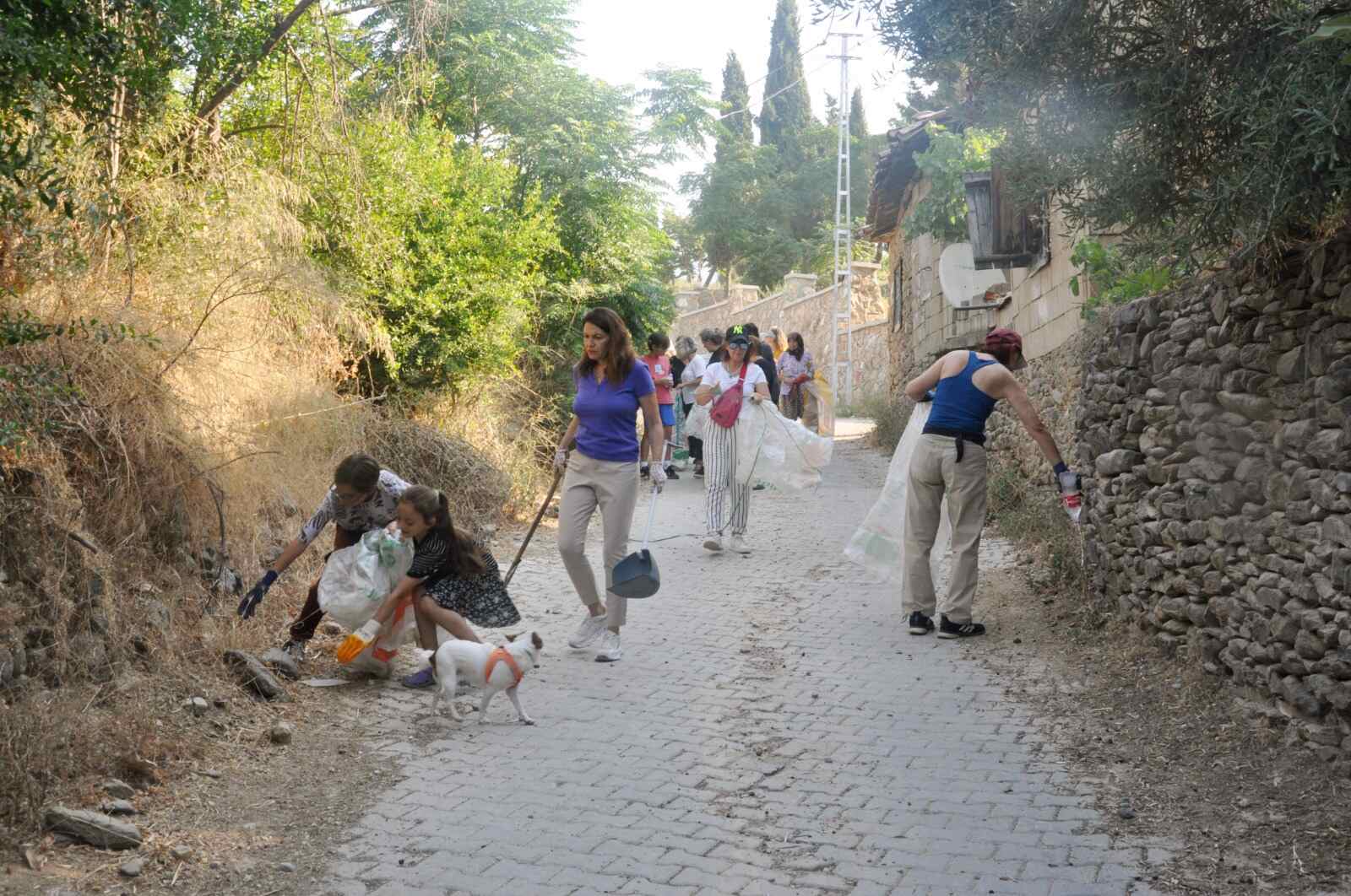 Ödemiş'te gönüllüler yangın riskine karşı çevre temizlik yaptı-1