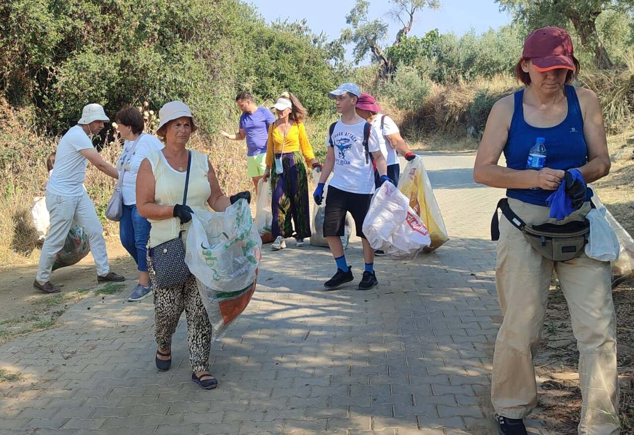 Ödemiş'te gönüllüler yangın riskine karşı çevre temizlik yaptı-2