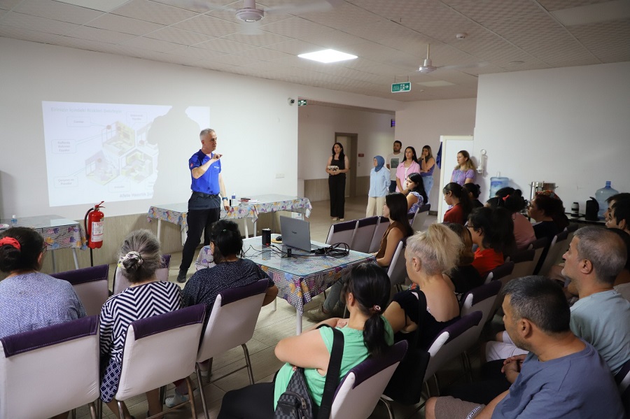 İzmir’de engelli vatandaşlar için hayat kurtaran deprem eğitimi-1