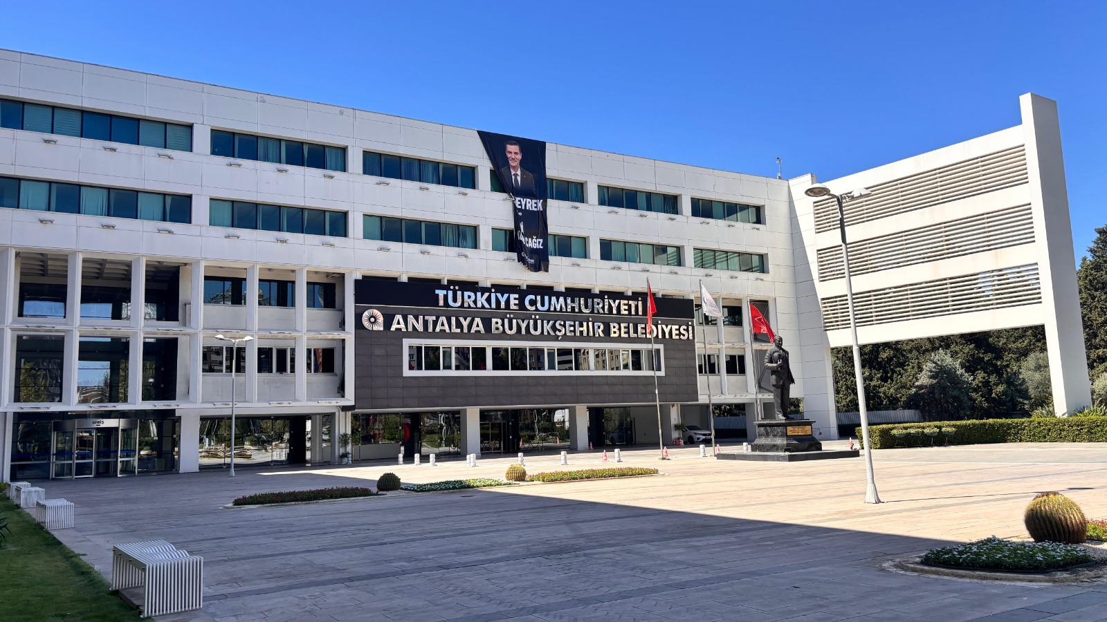 Belediyenin kilit noktalarında gözaltılar