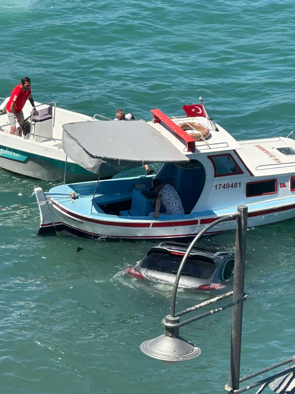 Sürücü batan aracın üzerinde kurtarılmayı bekledi