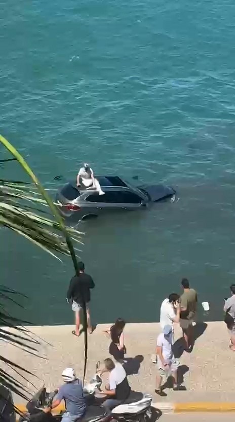 Sürücü batan aracın üzerinde kurtarılmayı bekledi