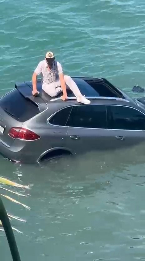 Sürücü batan aracın üzerinde kurtarılmayı bekledi