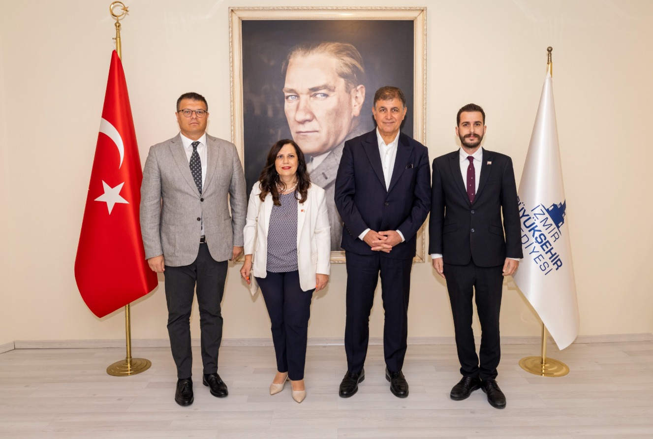 Başkan Tugay'dan "Aileden biri" vurgusu ve Barış Bayramı kutlaması