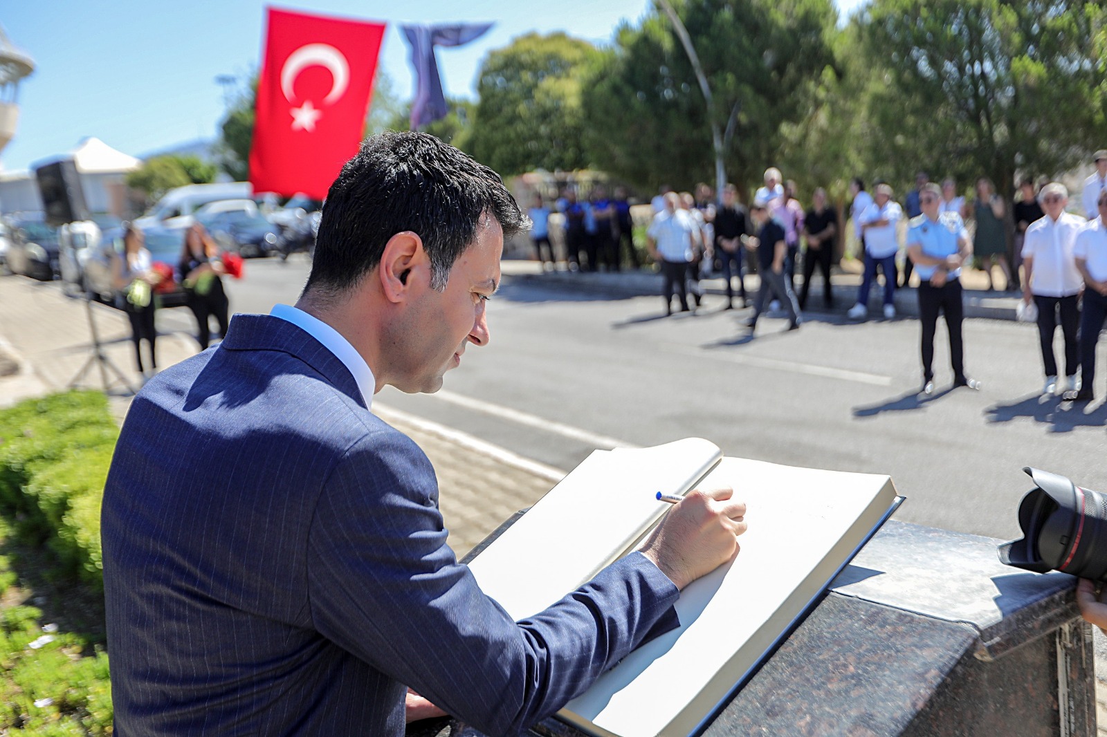 32 yıllık acı taze: Bayraklı'da anıt önünde buluşma