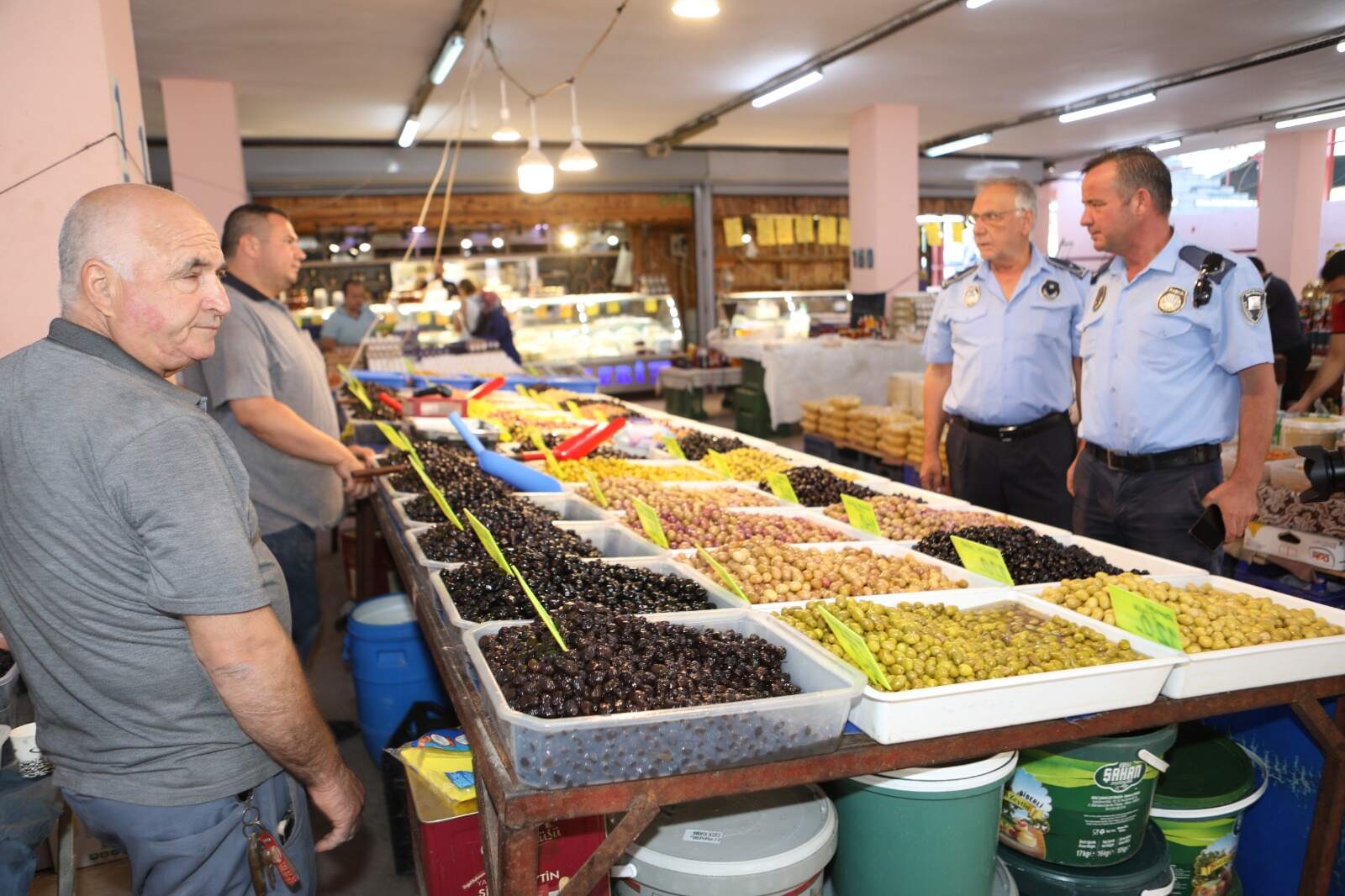 Bayraklı'da Pazar Yerlerine Sıkı (1)