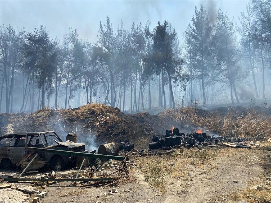 Alevlerin etkisiyle park halindeki bir otomobil ile tek katlı bir yapı yanarak kullanılamaz hale geldi.