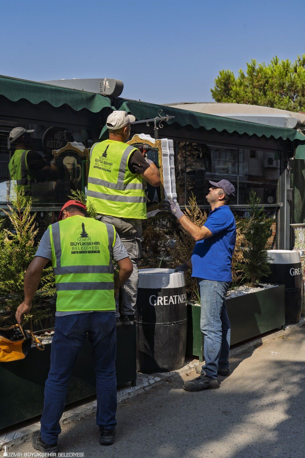 Reklam panolarına da müdahale edildi