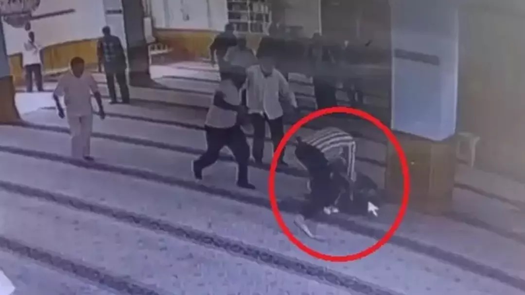 Karnından ve kalbinden defalarca bıçakladı