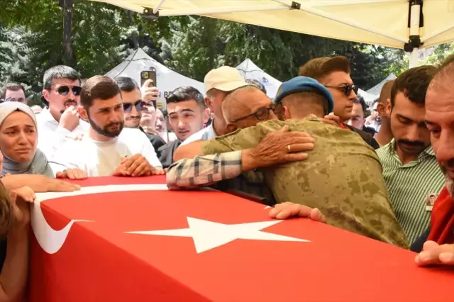 Bitlis’te şehit Celattin Uyanık’a gözyaşlarıyla veda