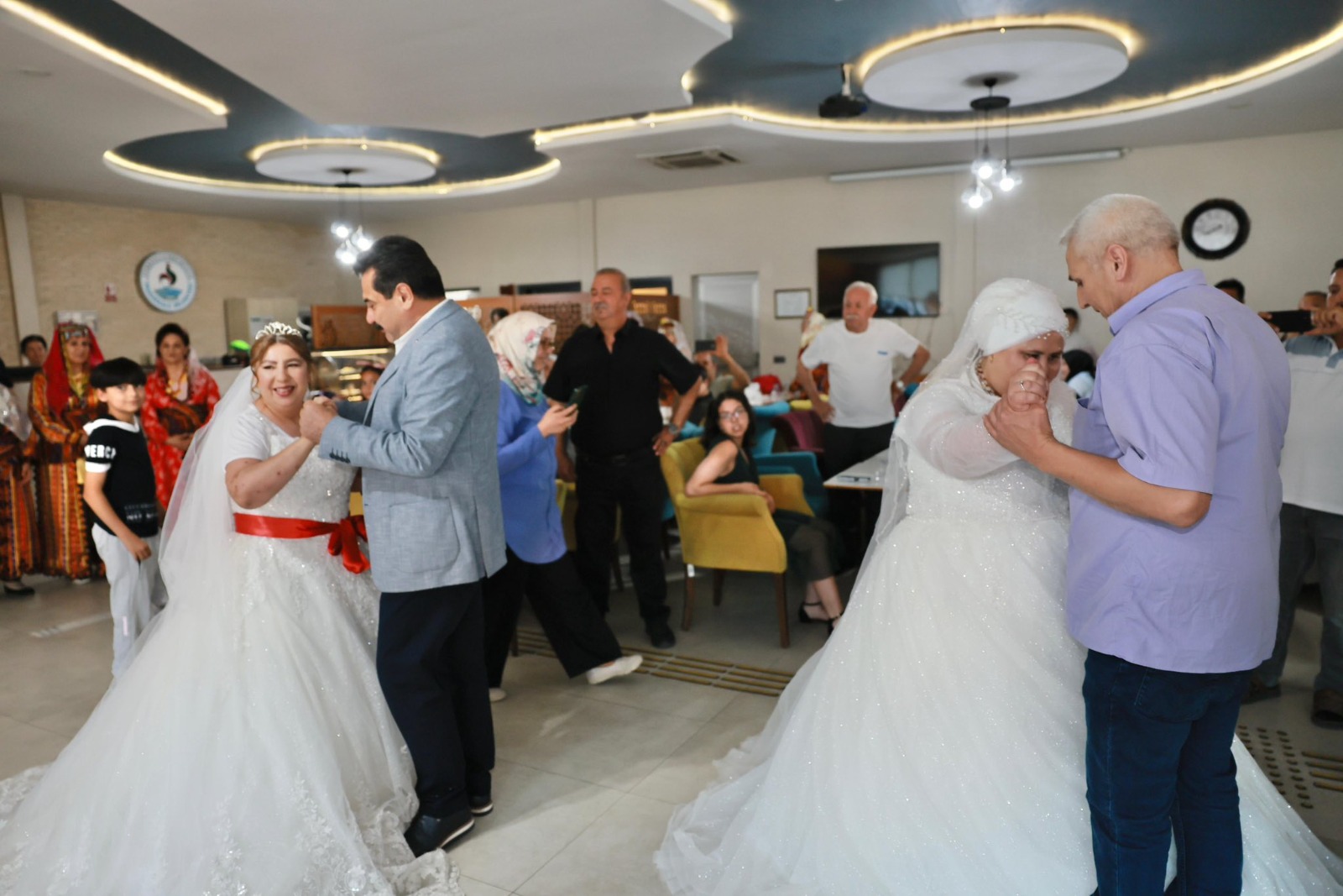 Coşkulu törenle gelin oldular
