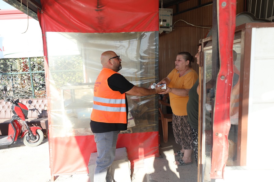 Yangın bölgesinde İzmir Menderes Belediyesi’nden hem müdahale hem destek-1