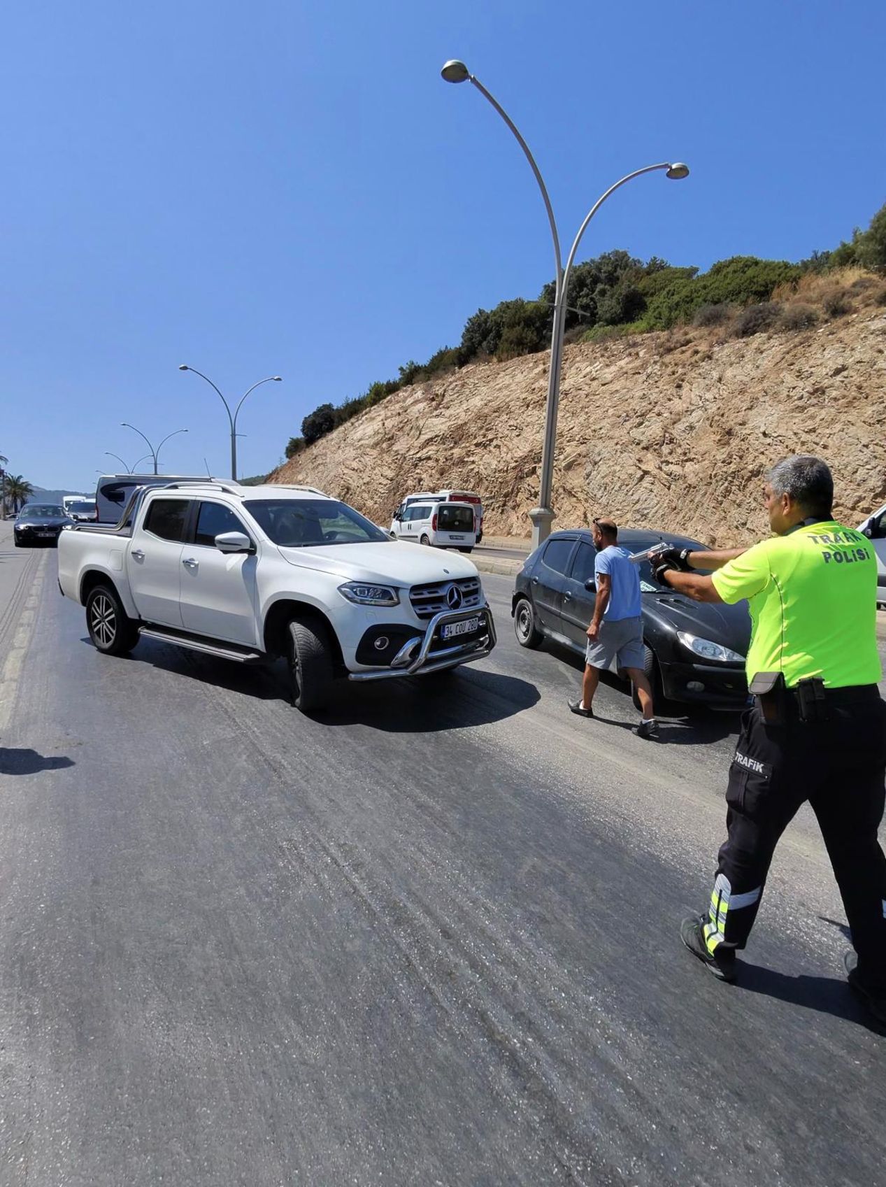 Polisten havaya uyarı ateşi