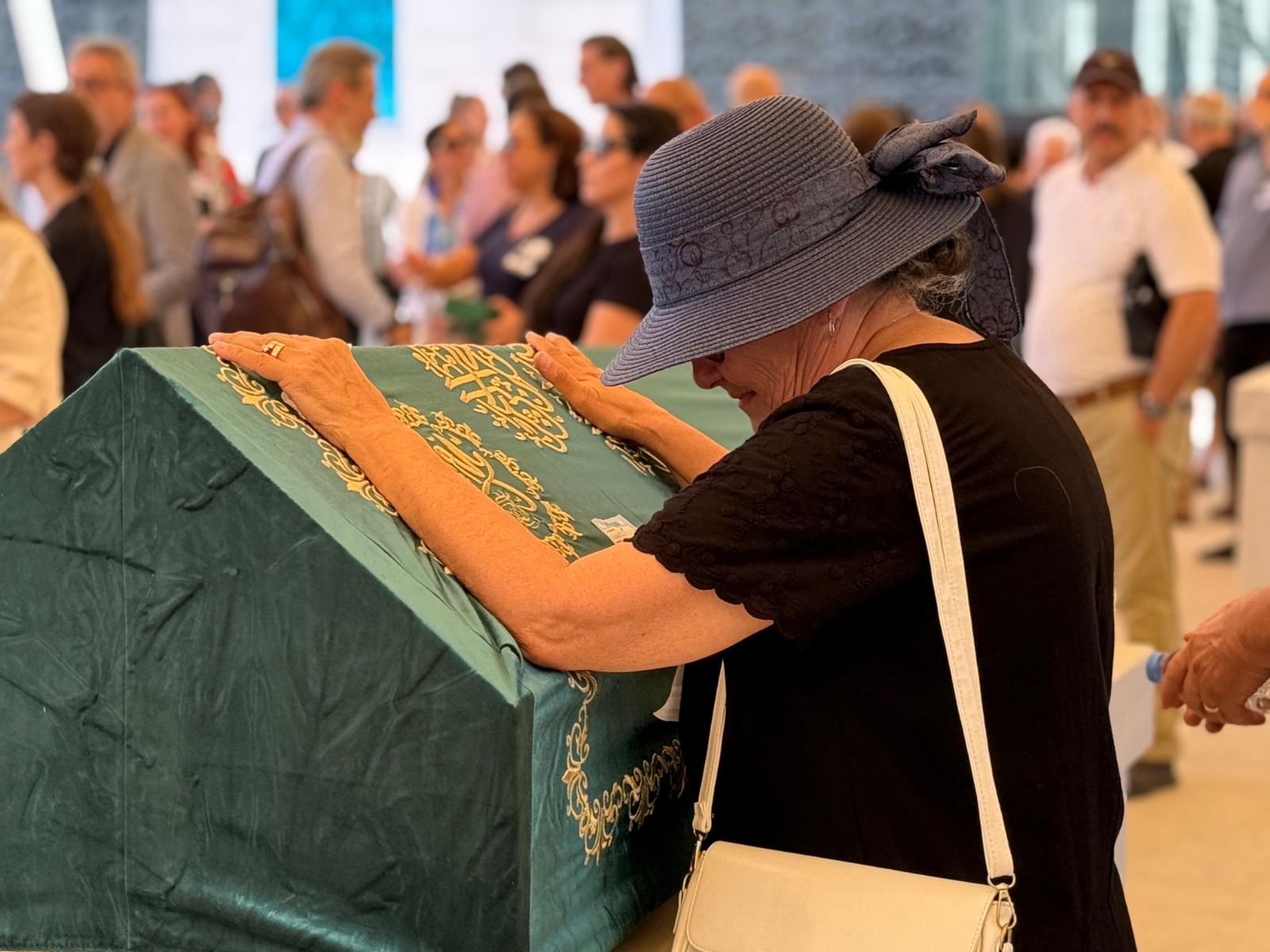 Meslektaşları ve sevenleri veda etti