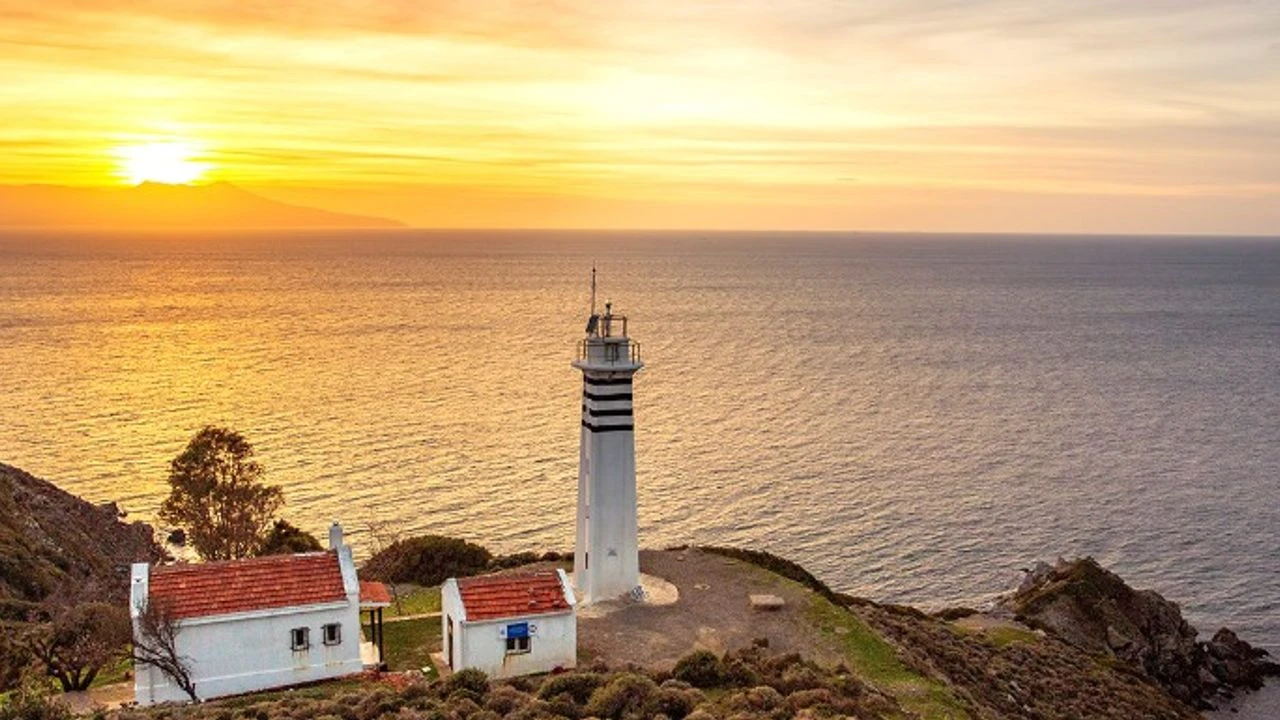 Ege’nin Ucundaki Sessiz Fenersizi Bekliyor