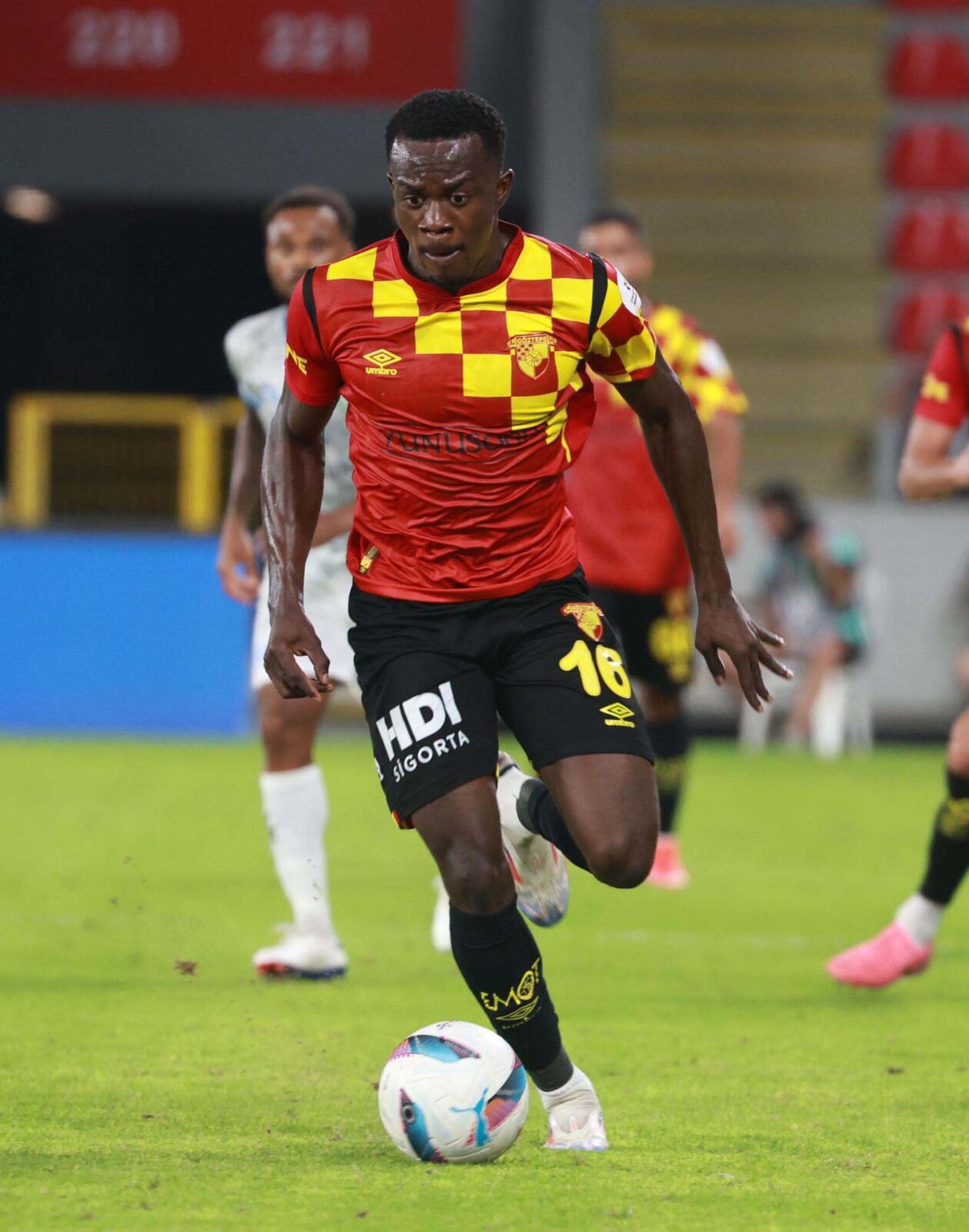 Anthony Dennis için Avrupa kıyasıya rekabette