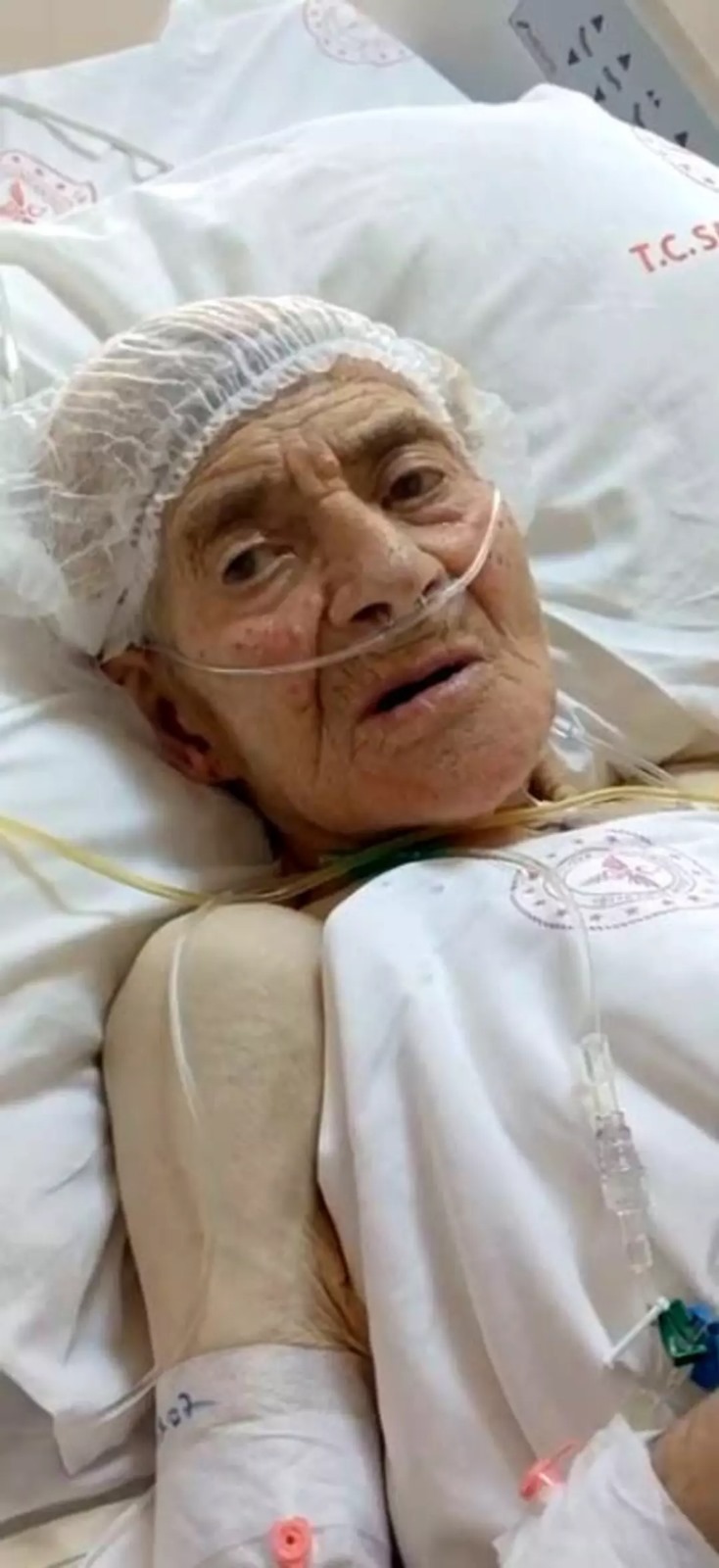 Karnında dev bir kitle taşıyordu