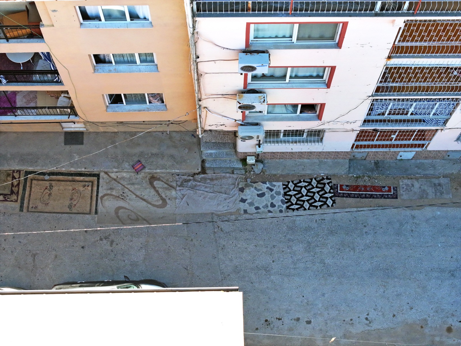 Mahallenin bir başka sakini Oğuzhan Yelken de çukurlara bağlı olarak aracının zarar gördüğünü anlattı