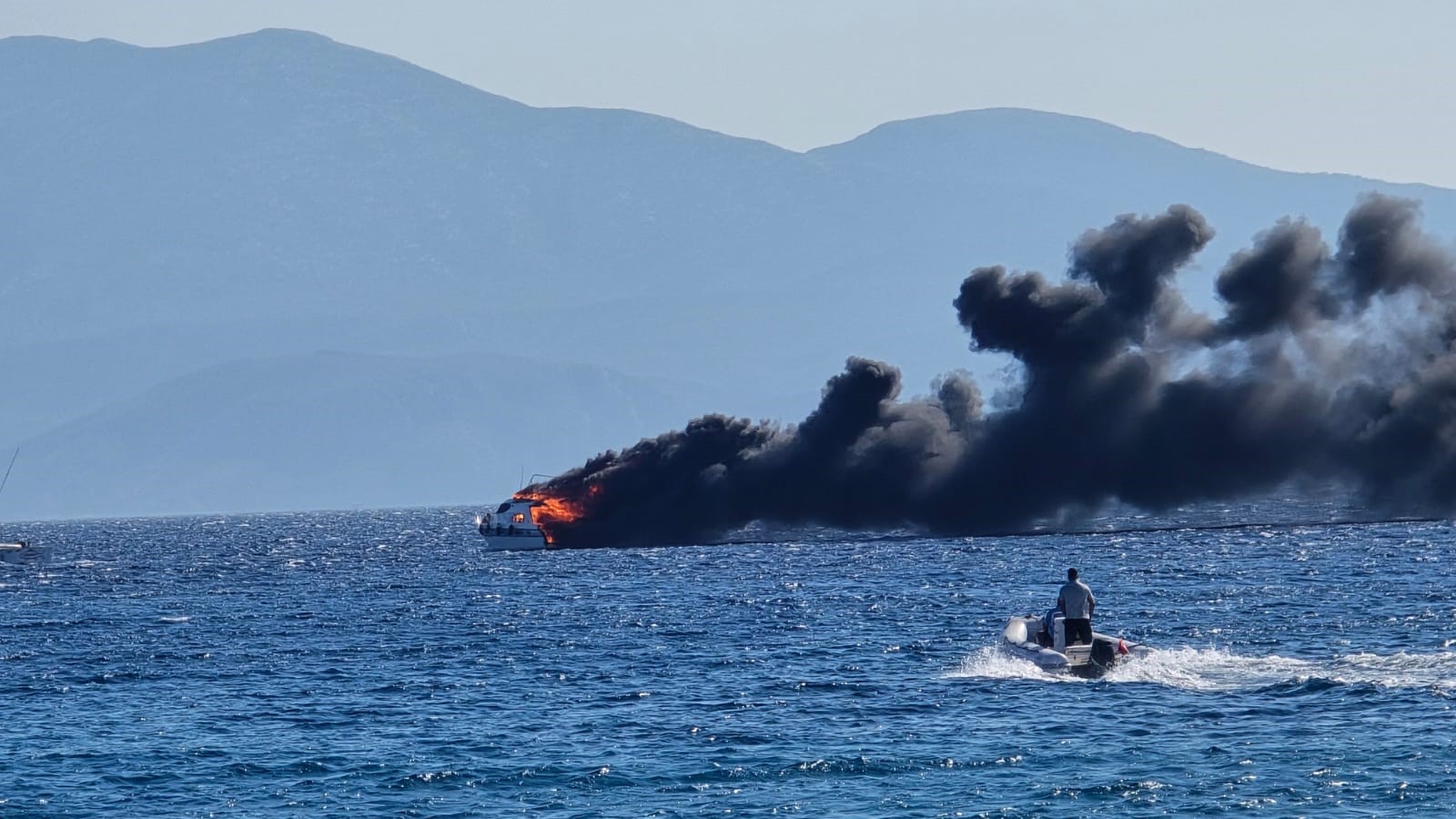 Deniz itfaiyesi hızla müdahale etti, yangın kontrol altına alındı
