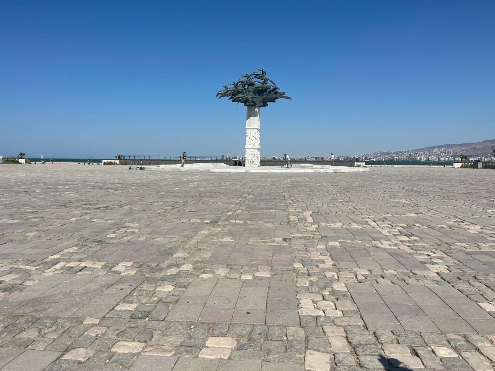 İzmirliler için tek çare: Sahiller ve gölgelik alanlar