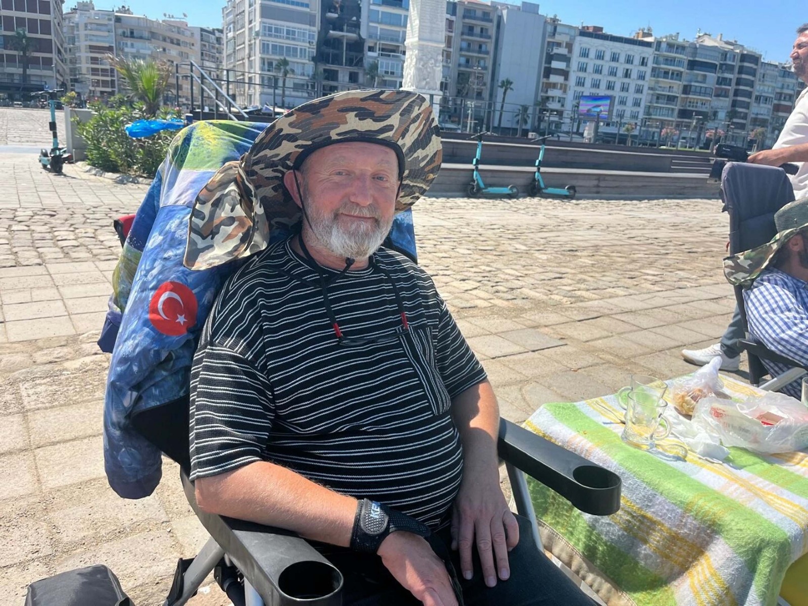 İzmirliler için tek çare: Sahiller ve gölgelik alanlar