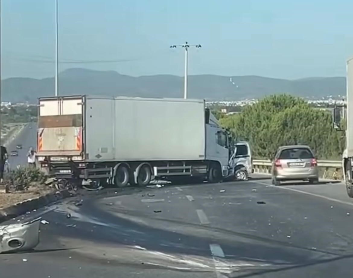 Karşı şeride geçen otomobil tırla çarpıştı