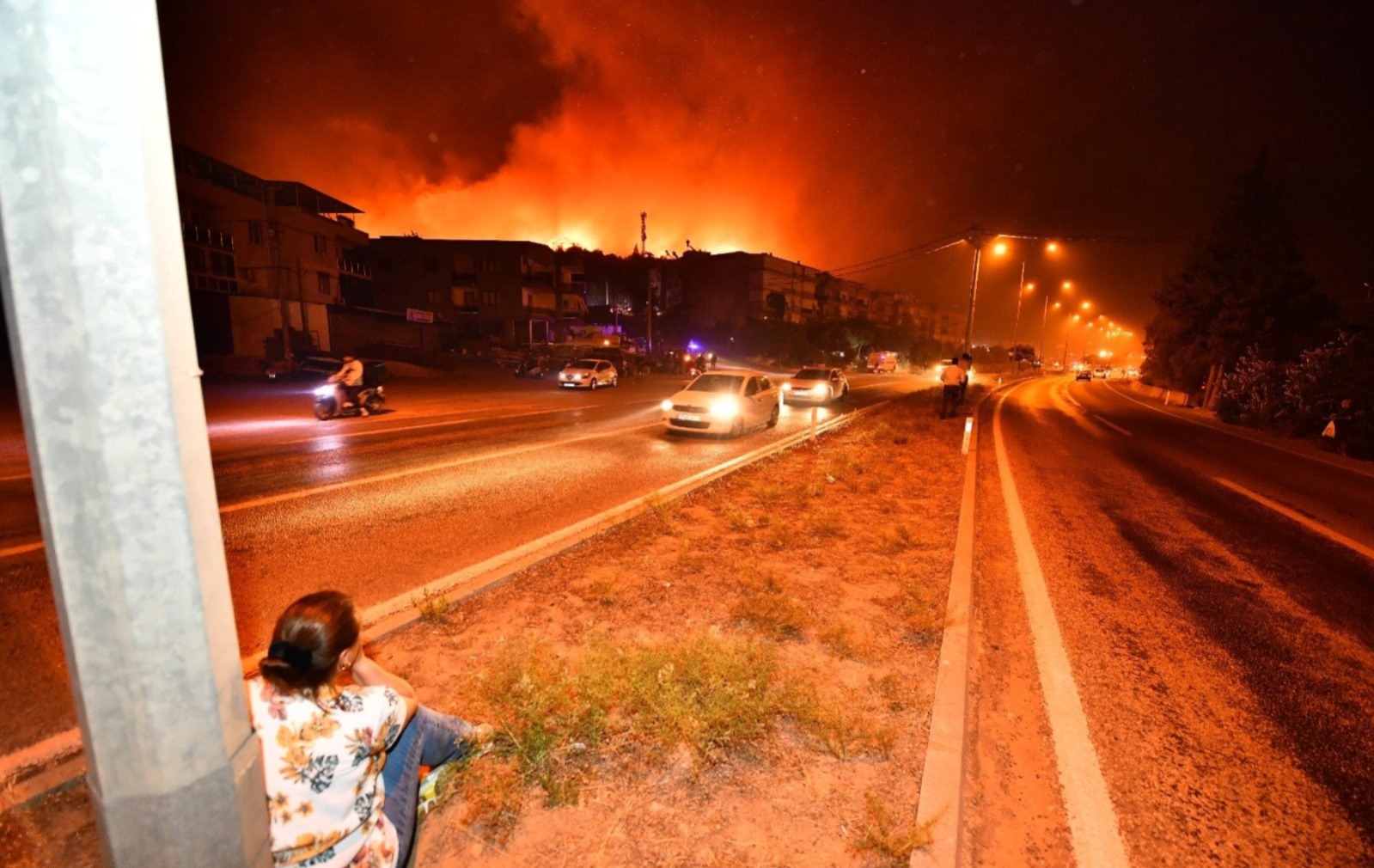 Yerleşim yerleri tehlikede: İtfaiye ekipleri cephe oluşturdu