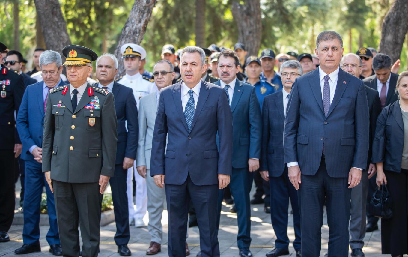 Karanfiller bırakıldı: Şehitlere vefa borcu