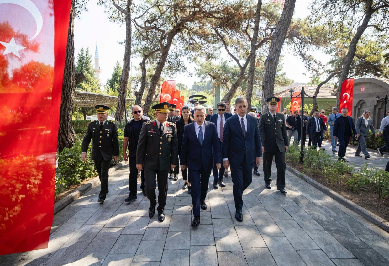 Karanfiller bırakıldı: Şehitlere vefa borcu