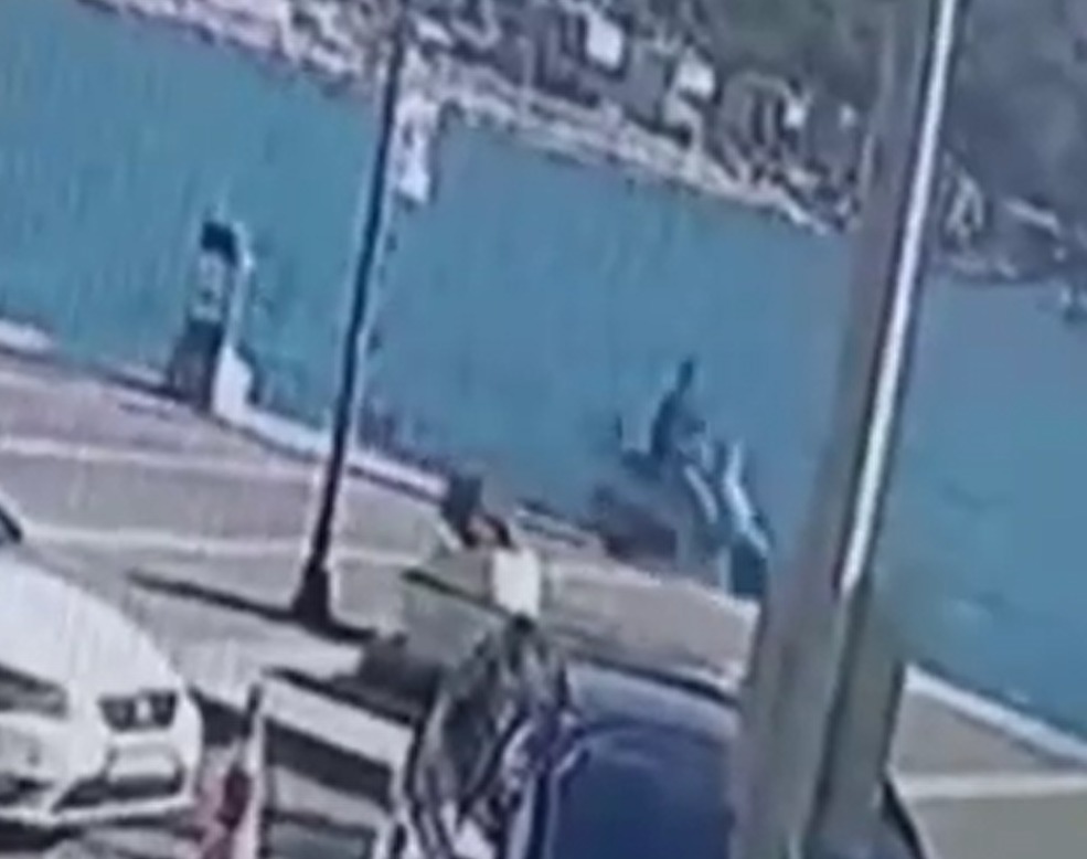 Kaza anı kameralara yansıdı: Sürücü kendi imkanlarıyla kurtuldu