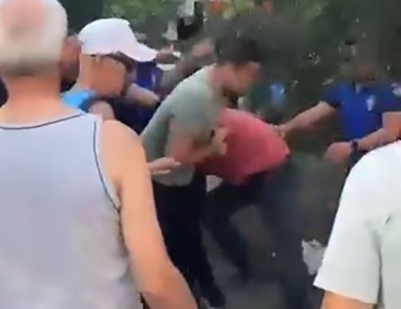 Seyyar satıcının tezgahına el konulmak istenmesi olayları tetikledi