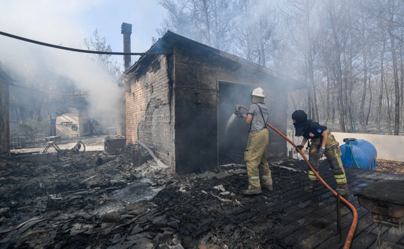 Alevlerin ortasından yürek burkan anlar