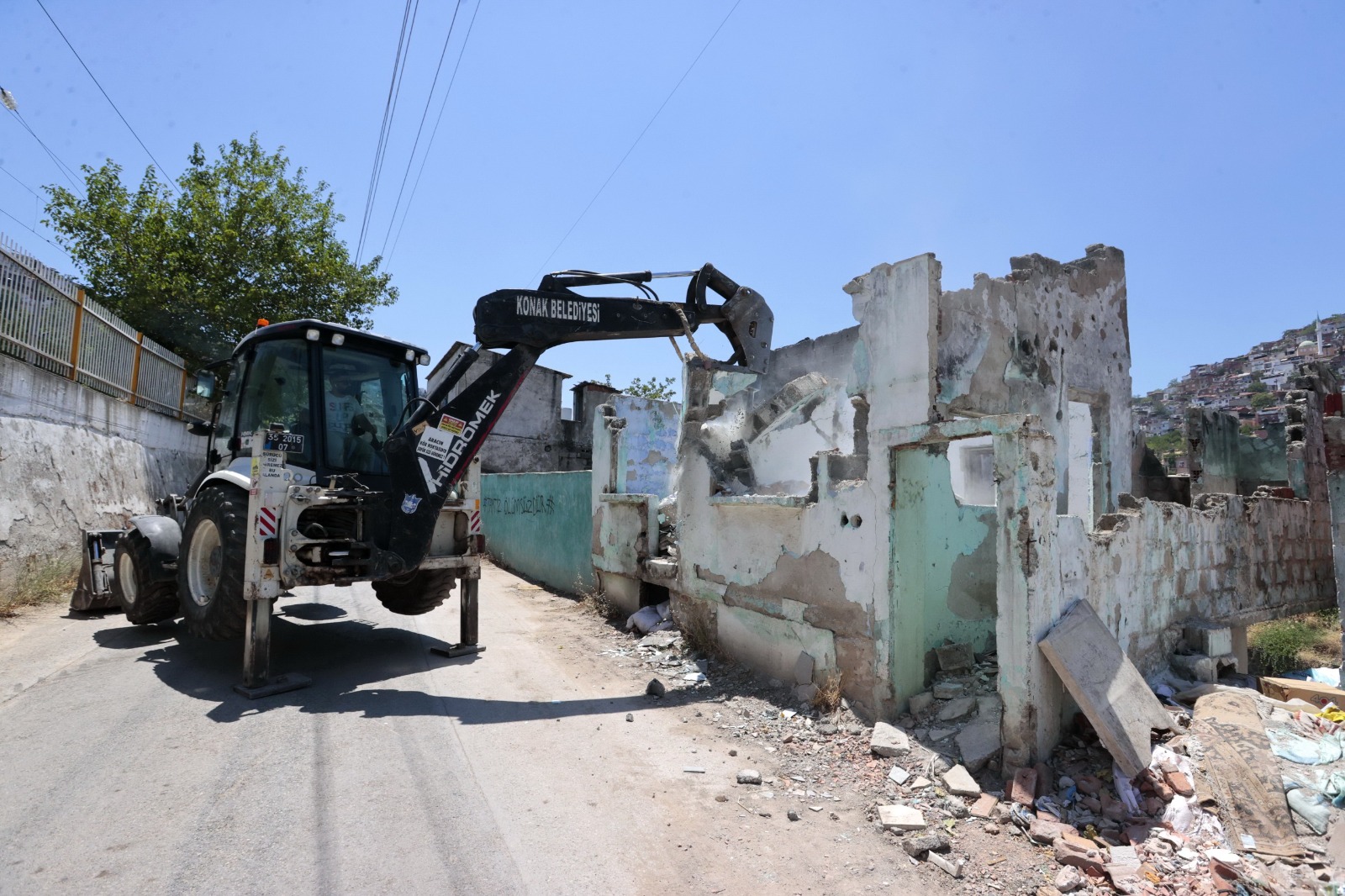Güvenli Kent için hız kesmeyen yıkımlar