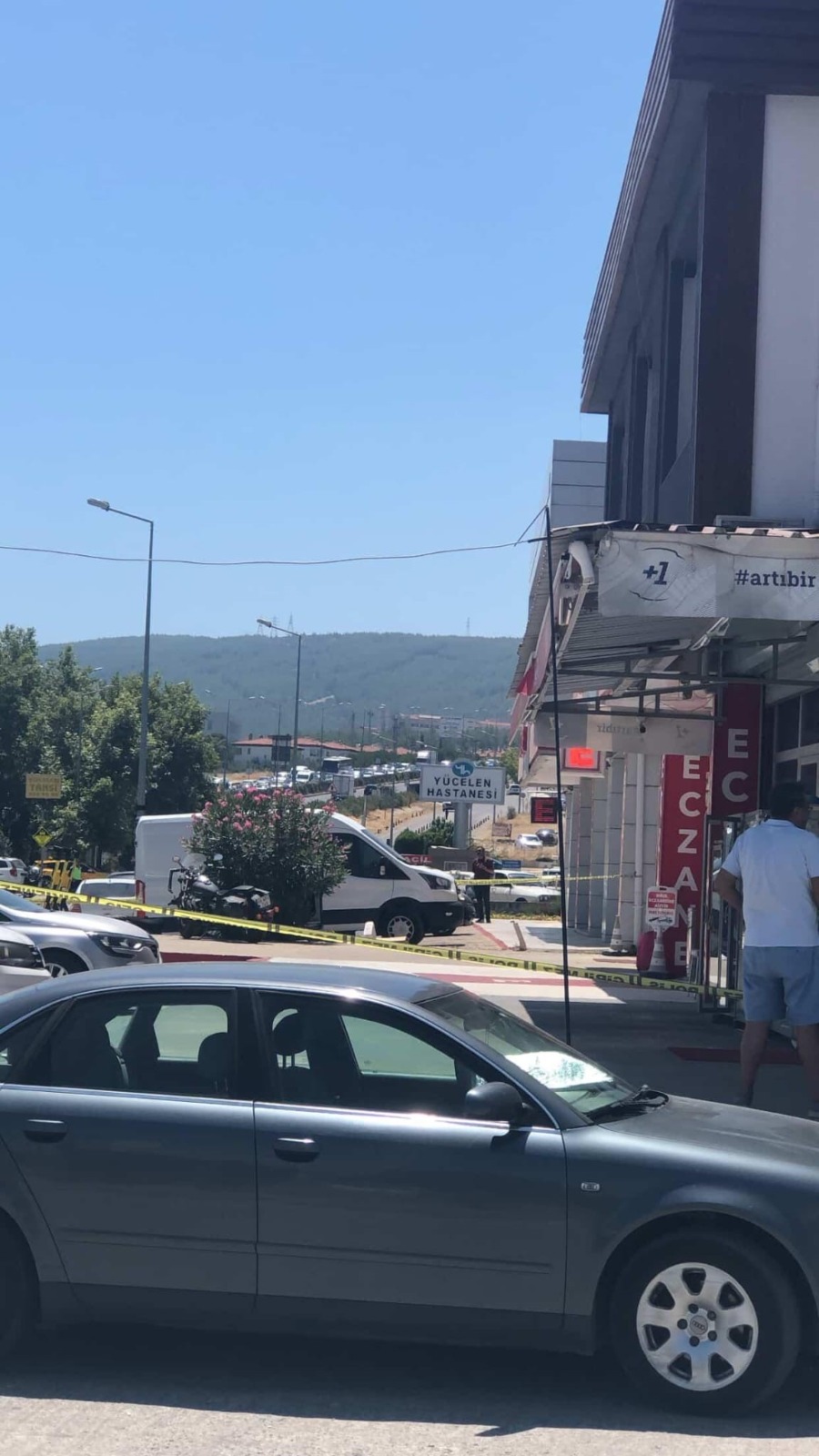 Bomba imha uzmanları devreye girdi: İçinden kıyafet çıktı