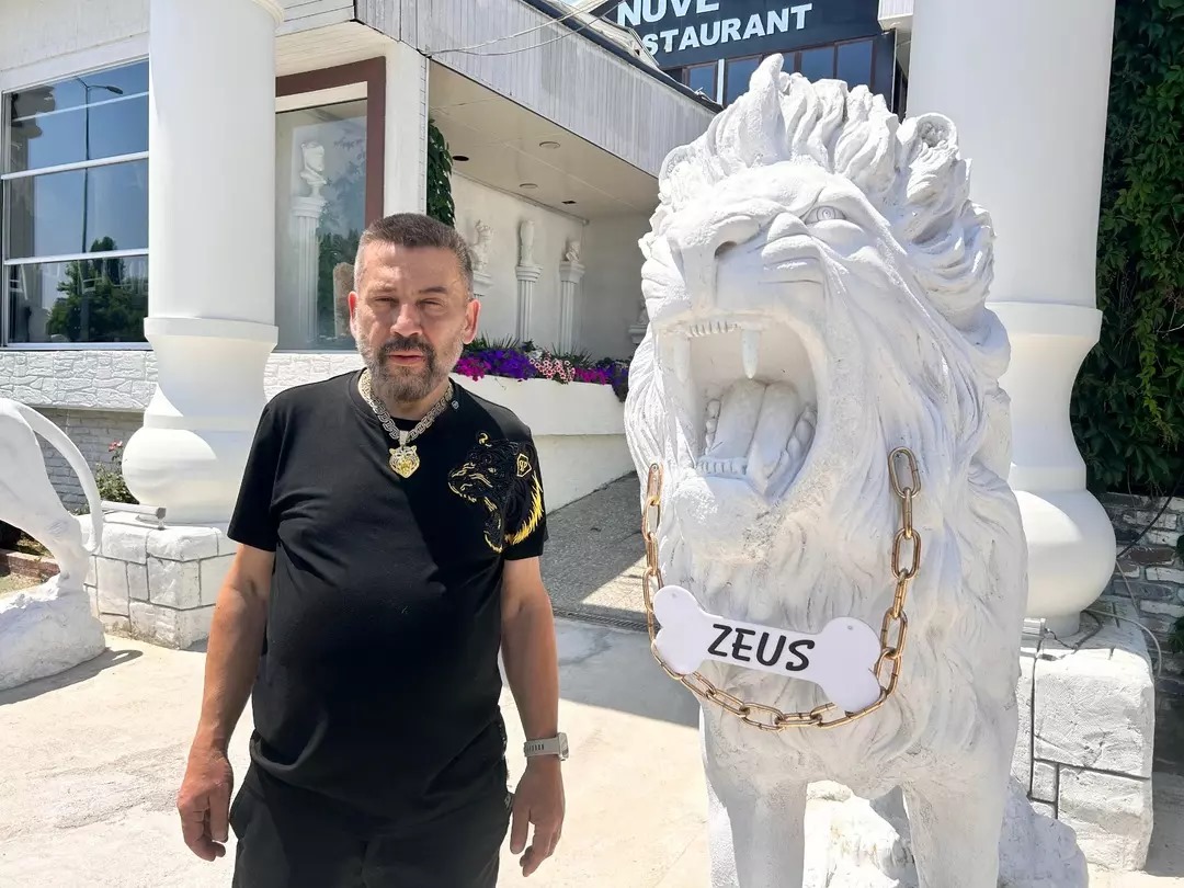 Bahçesine mezar kazdı