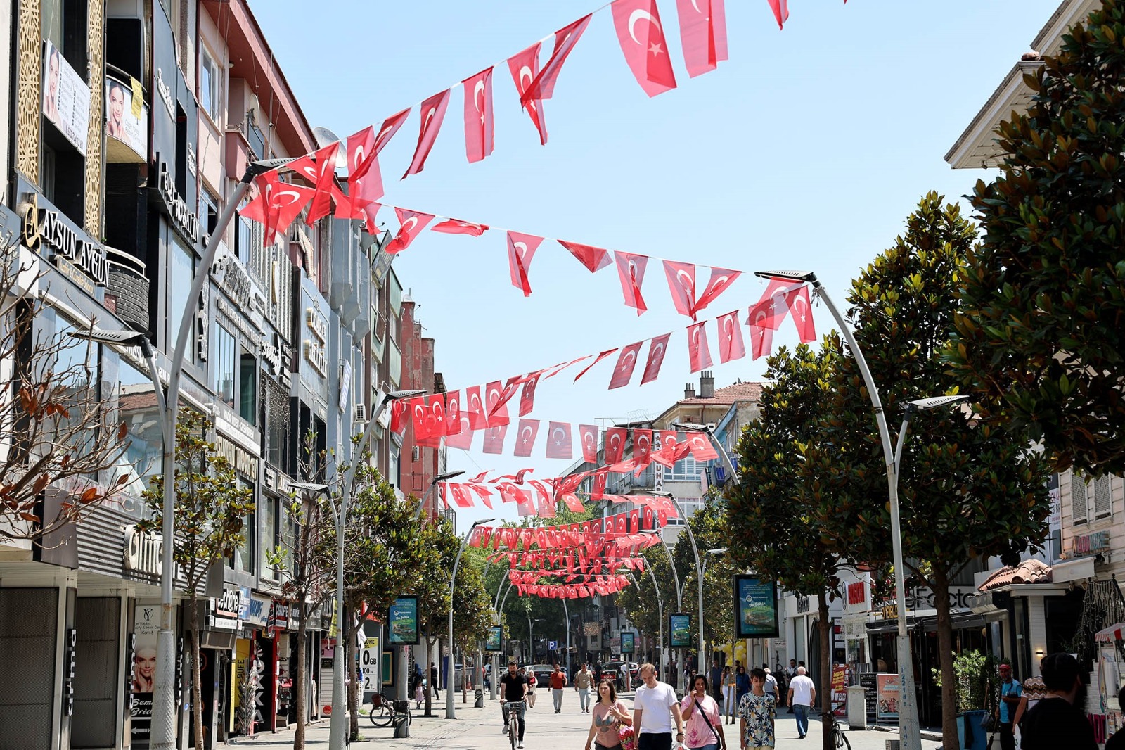 Şehrin kalbi Ay-Yıldızla atıyor: Ana arterler bayraklarla donatıldı