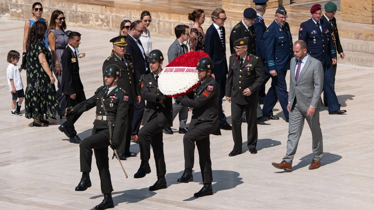 Anıtkabir Özel Defteri’ni imzaladı