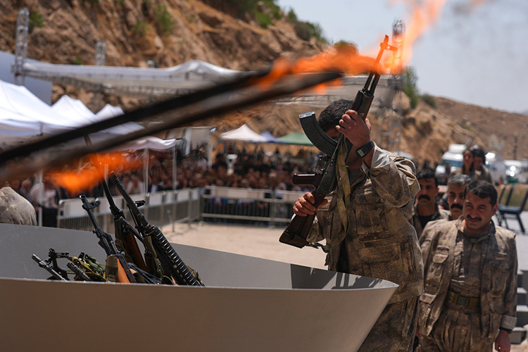 Örgüt sembolik silah bıraktı